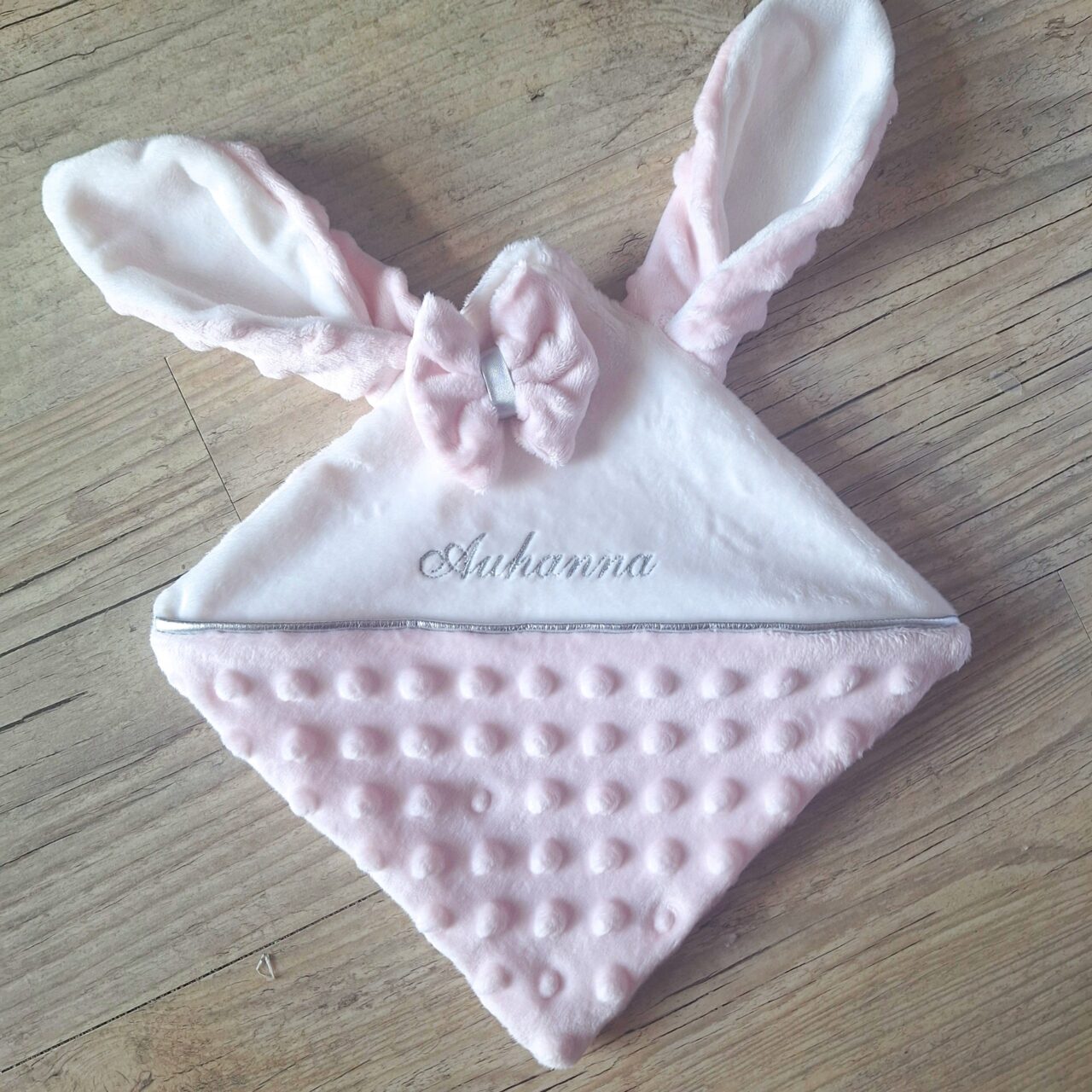 rn image picker lib temp ecb6c010 441d 4a35 aaa9 70d70ef3a69b La Fabrique A DeDeuh - Doudou lapin personnalisé 20x20cm avec Prénom et/ou Date de naissance tout en minky – Sans nœud / Juste le prénom