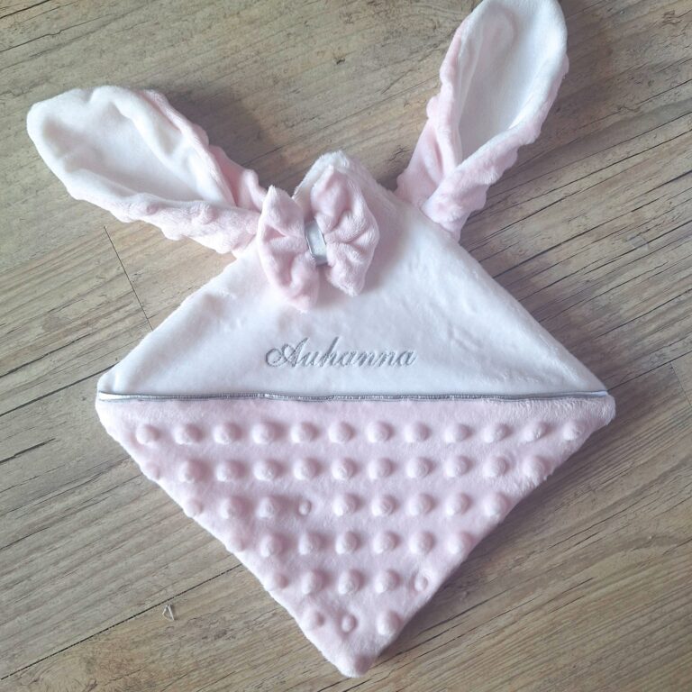rn image picker lib temp ecb6c010 441d 4a35 aaa9 70d70ef3a69b La Fabrique A DeDeuh - Doudou lapin personnalisé 20x20cm avec Prénom et/ou Date de naissance tout en minky – Sans nœud / Juste le prénom