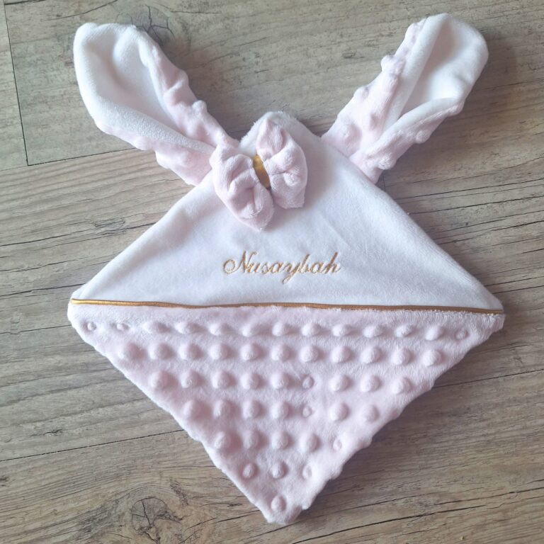 La Fabrique A DeDeuh - Doudou lapin personnalisé 20x20cm avec Prénom et/ou Date de naissance tout en minky – Sans nœud / Juste le prénom