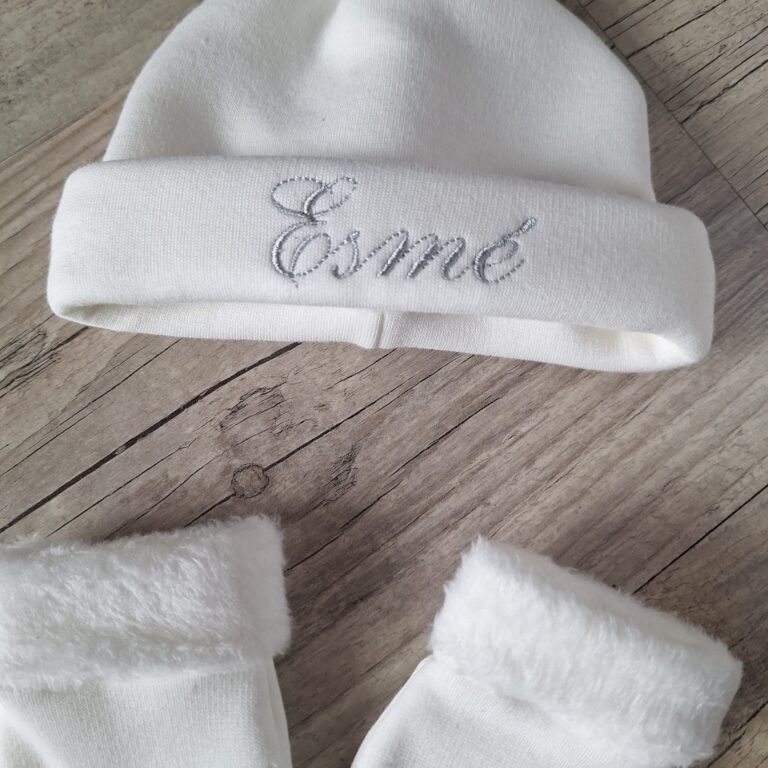 La Fabrique A DeDeuh - Ensemble: bonnet Noué avec prénom brodé + moufles. Tissu Polaire alpine - Oeko-Tex – 9.12 mois
