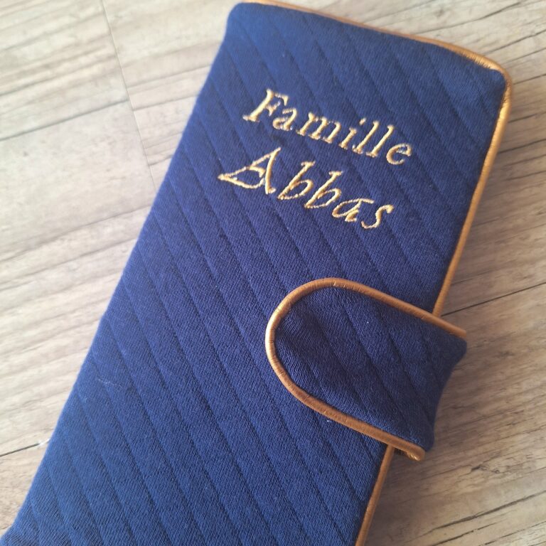 La Fabrique A DeDeuh - Protège Livret de Famille Personnalisé en tissu matelassé epais - Couleur au choix