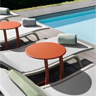 Table basse déportée ronde FERMOB Alizé 48cm en métal – 25 coloris par la marque Fermob Fermob - Table basse déportée ronde FERMOB Alizé 48cm en métal – 25 coloris