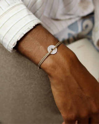 Bracelet Louvre – 5 centimes argent – Beige par la marque LE SOU FRANÇAIS LE SOU FRANÇAIS - Bracelet Louvre – 5 centimes argent – Beige