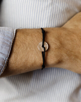 Bracelet Louvre – 5 centimes argent – Noir par la marque LE SOU FRANÇAIS LE SOU FRANÇAIS - Bracelet Louvre – 5 centimes argent – Noir