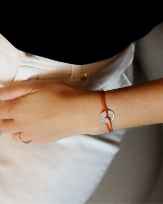 Bracelet Louvre – 5 centimes or – Orange Vif par la marque LE SOU FRANÇAIS LE SOU FRANÇAIS - Bracelet Louvre – 5 centimes or – Orange Vif