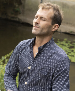 Chemise ou veste pour homme ? – Bleu/Blanc par la marque Fleurs Pois et Cie Fleurs Pois et Cie - Chemise ou veste pour homme ? – Bleu/Blanc