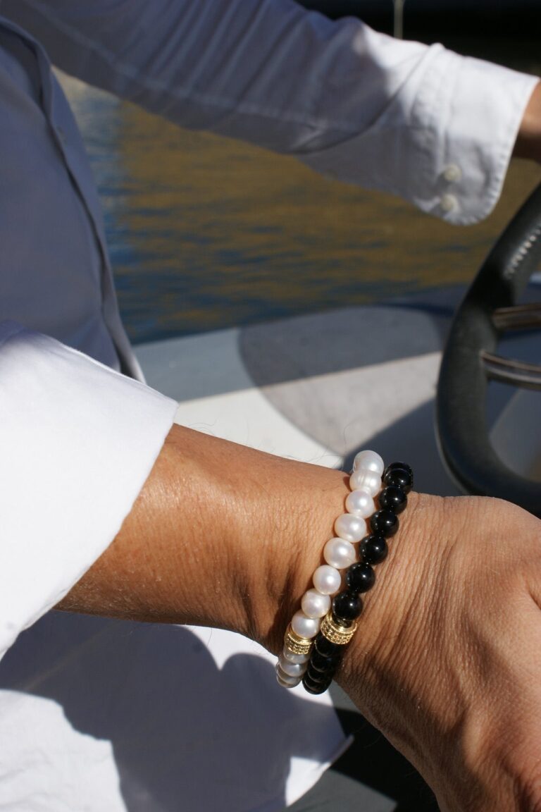 NEIJE - Coffret Duo de Bracelets Onyx & Perles d'eau douce - Or Jaune – XL (poignet de 19 à 21 cm)