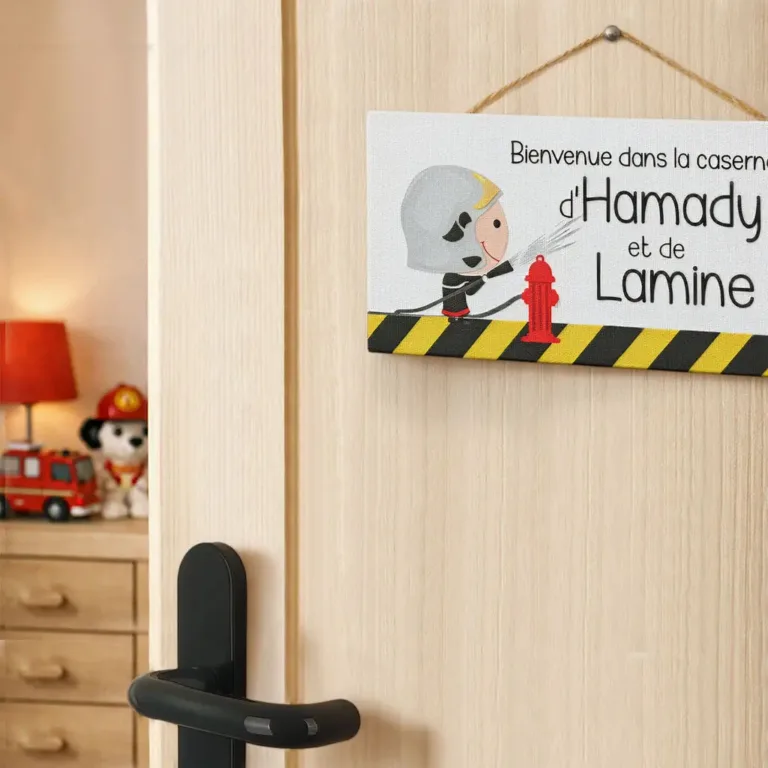 Atelier Baby’Sphère - Plaque de porte bienvenue dans ma caserne de pompier