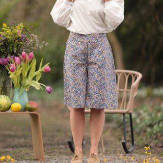 Bermuda Eline – coton Champs de violettes par la marque Quintessence Quintessence - Bermuda Eline – coton Champs de violettes