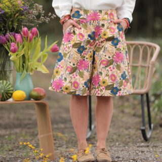 Bermuda Eline – Toile de coton Jardin éclatant par la marque Quintessence Quintessence - Bermuda Eline – Toile de coton Jardin éclatant