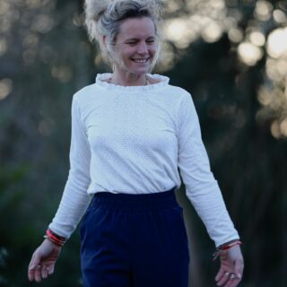 Blouse Clarisse – Jersey brodé blanc cassé par la marque Quintessence Quintessence - Blouse Clarisse – Jersey brodé blanc cassé