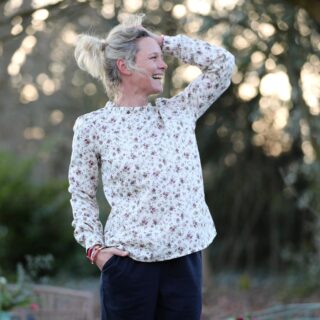 Blouse Fantine – Sergé de coton écru fleuri par la marque Quintessence Quintessence - Blouse Fantine – Sergé de coton écru fleuri