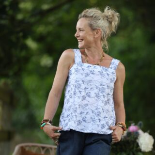Blouse Florence – Broderie de coton encre florale par la marque Quintessence Quintessence - Blouse Florence – Broderie de coton encre florale