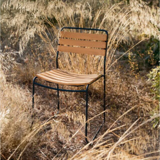 Chaise de repas FERMOB Surprising Teck en bois et métal – 25 coloris par la marque Fermob Fermob - Chaise de repas FERMOB Surprising Teck en bois et métal – 25 coloris