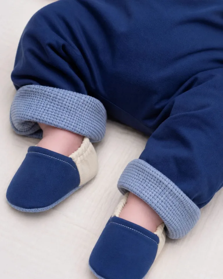Petit Pote - Coffret naissance Chaussons + 2 Bavoirs – Bleu indigo