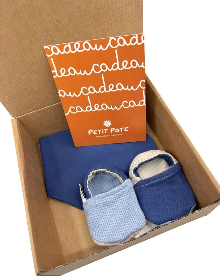 Petit Pote - Coffret naissance Chaussons + 2 Bavoirs – Bleu indigo