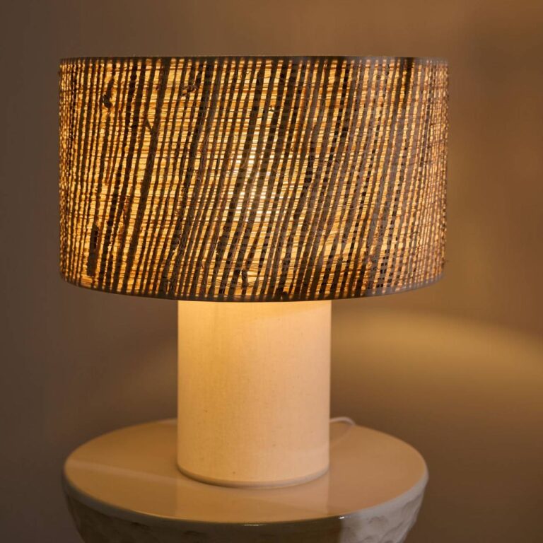 ESSENTIELS PAR CAMIF - Lampe à poser pied en lin blanc et abat -jour en rabane Risley