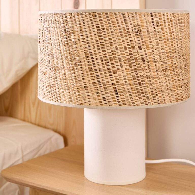 ESSENTIELS PAR CAMIF - Lampe à poser pied en lin blanc et abat -jour en rabane Risley