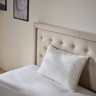 Oreiller coton satin résilient sensation duvet Lyne par la marque Camif Camif - Oreiller coton satin résilient sensation duvet Lyne