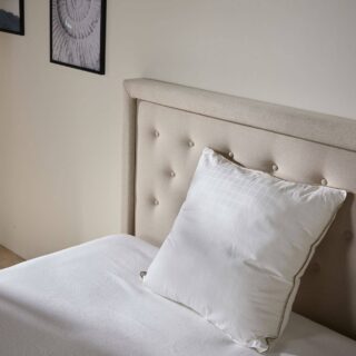 Oreiller coton satin résilient sensation duvet Lyne par la marque Camif Camif - Oreiller coton satin résilient sensation duvet Lyne