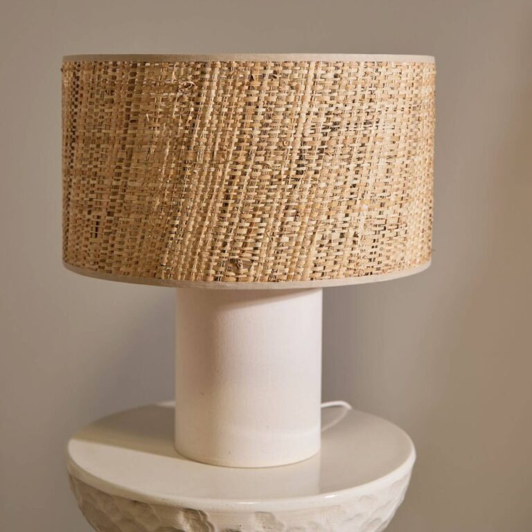 ESSENTIELS PAR CAMIF - Lampe à poser pied en lin blanc et abat -jour en rabane Risley