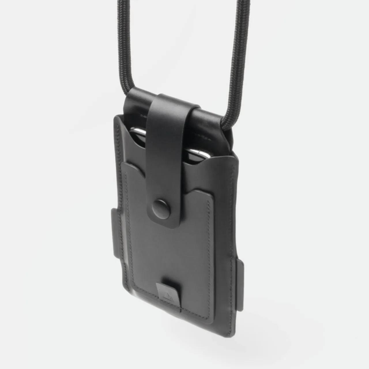 darksails leather phone lanyard case charging port Darksails - Pochette Téléphone de Voyage en Cuir Noir