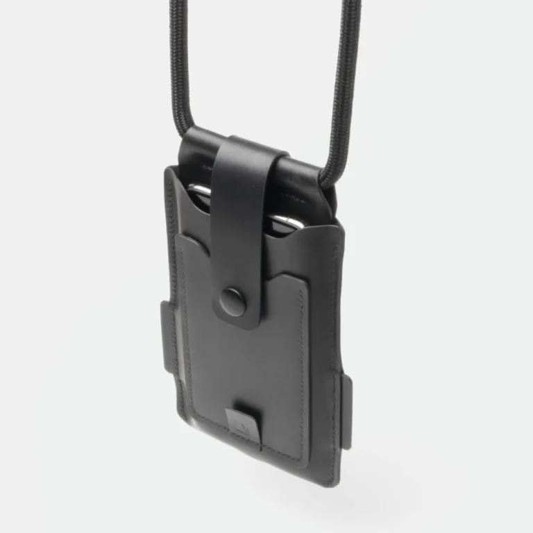 darksails leather phone lanyard case charging port Darksails - Pochette Téléphone de Voyage en Cuir Noir