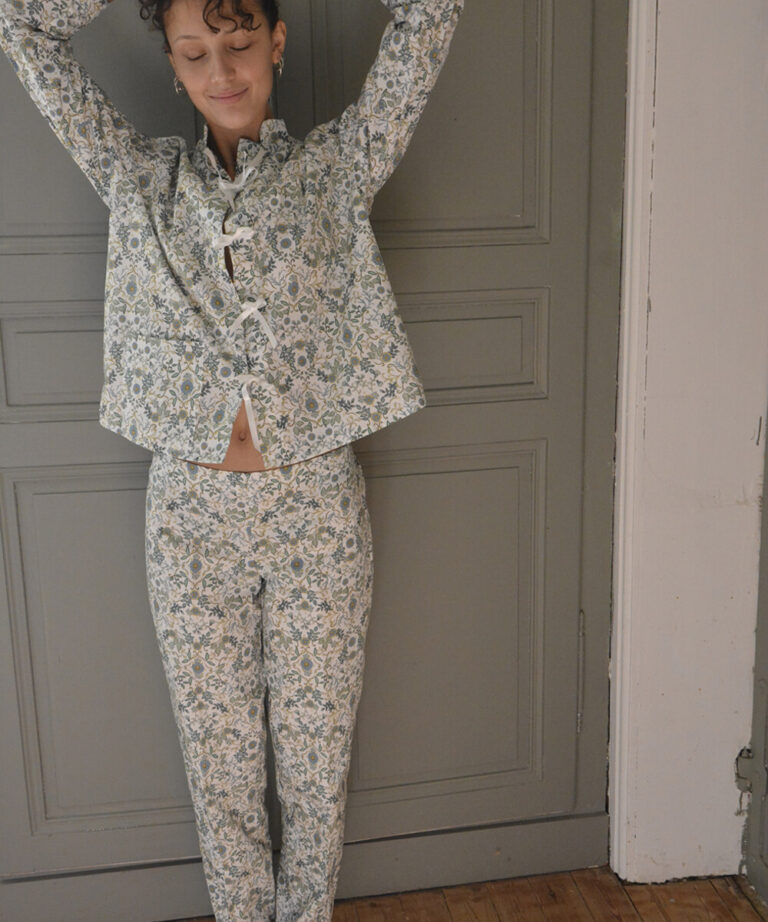 Fleurs Pois & Cie - Pyjama femme en 100% coton fait en France. - Blanc/vert foncé/vert clair/Bleu ciel