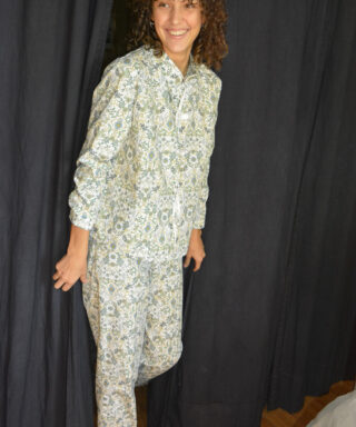 Pyjama femme en 100% coton fait en France. – Blanc/vert foncé/vert clair/Bleu ciel par la marque Fleurs Pois et Cie Fleurs Pois et Cie - Pyjama femme en 100% coton fait en France. – Blanc/vert foncé/vert clair/Bleu ciel