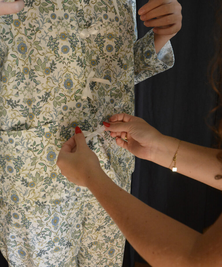 Fleurs Pois & Cie - Pyjama femme en 100% coton fait en France. - Blanc/vert foncé/vert clair/Bleu ciel