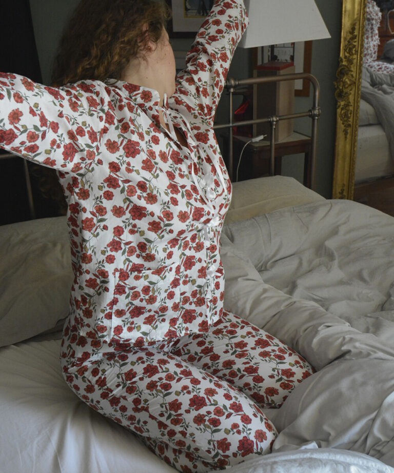 Fleurs Pois & Cie - Pyjama femme en 100% coton fait en France. - Rouge/Blanc/vert foncé/vert clair