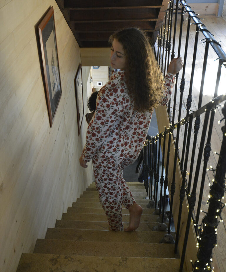 Fleurs Pois & Cie - Pyjama femme en 100% coton fait en France. - Rouge/Blanc/vert foncé/vert clair