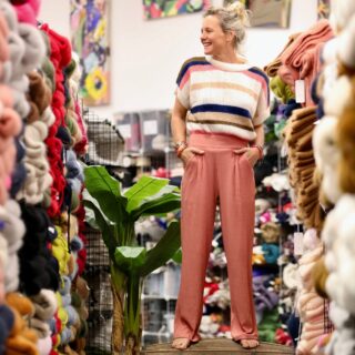 Le Pantalon Cocoon Louis — jersey côtelé rose boisé par la marque Quintessence Quintessence - Le Pantalon Cocoon Louis — jersey côtelé rose boisé