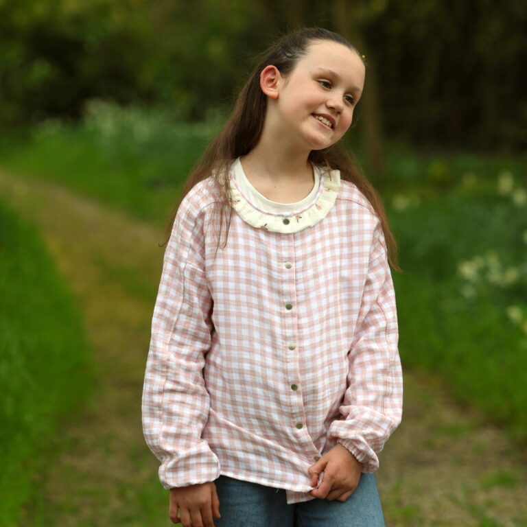 Quintessence - Le tablier d'écolier Suzanne – Double gaze de coton carreaux roses – 11-12 ans
