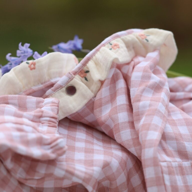 Quintessence - Le tablier d'écolier Suzanne – Double gaze de coton carreaux roses – 11-12 ans