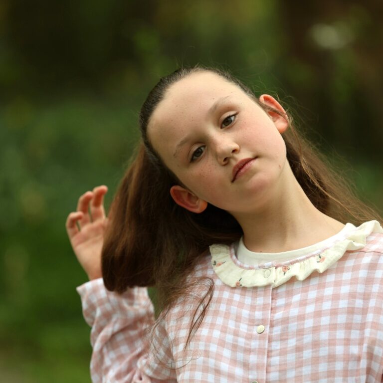Quintessence - Le tablier d'écolier Suzanne – Double gaze de coton carreaux roses – 11-12 ans