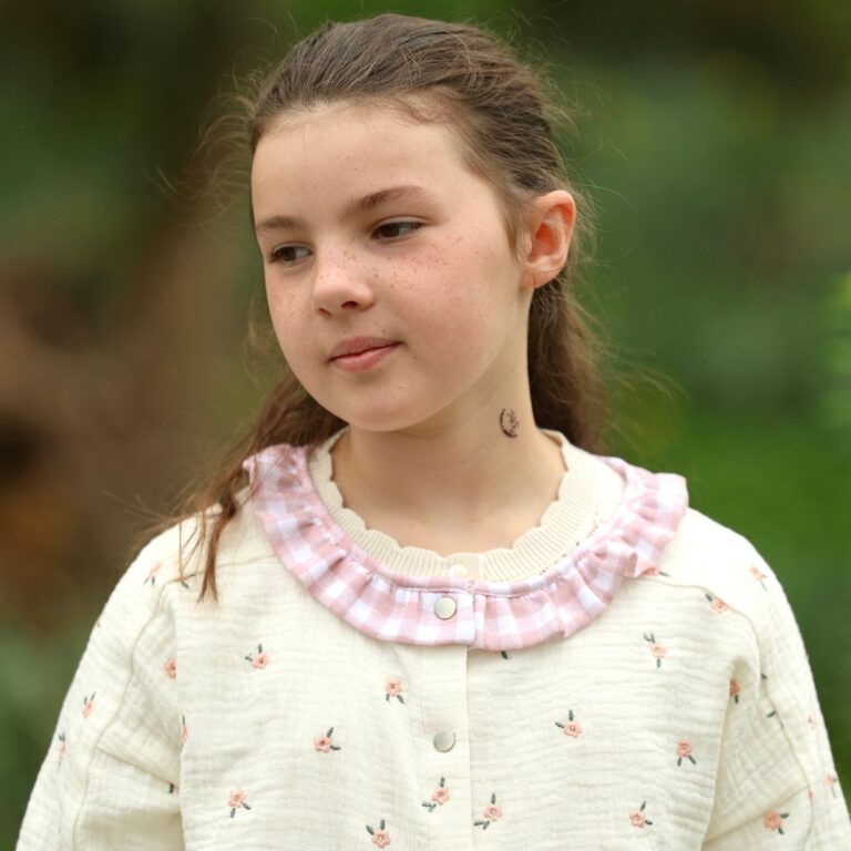 Quintessence - Le tablier d'écolier Suzanne - double gaze de coton fleuri brodé – 11-12 ans