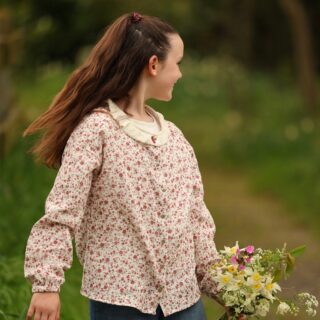 Quintessence - Le tablier d’écolier Suzanne – Double gaze de coton imprimé coquelicot