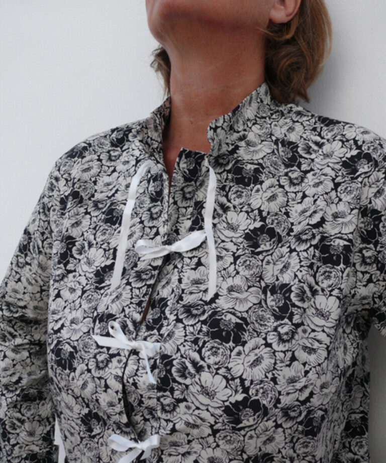 Fleurs Pois & Cie - Pyjama femme en 100% coton fait en France. - Noir/Beige