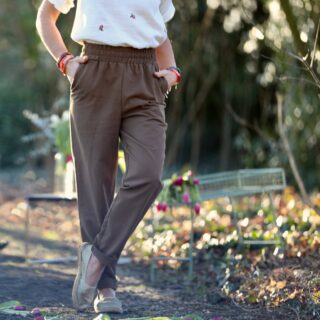 Pantalon Eliot – Sergé de coton chocolat par la marque Quintessence Quintessence - Pantalon Eliot – Sergé de coton chocolat