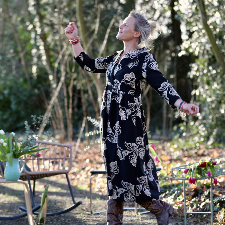 QUINTESSENCE - Robe Hazel- Coton brodé Clair Obscur Fleuri – XL