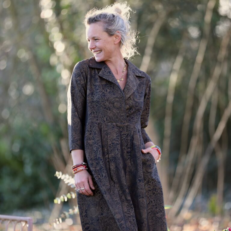 QUINTESSENCE - Robe Hazel- Gravure botanique noire/dorée – XL