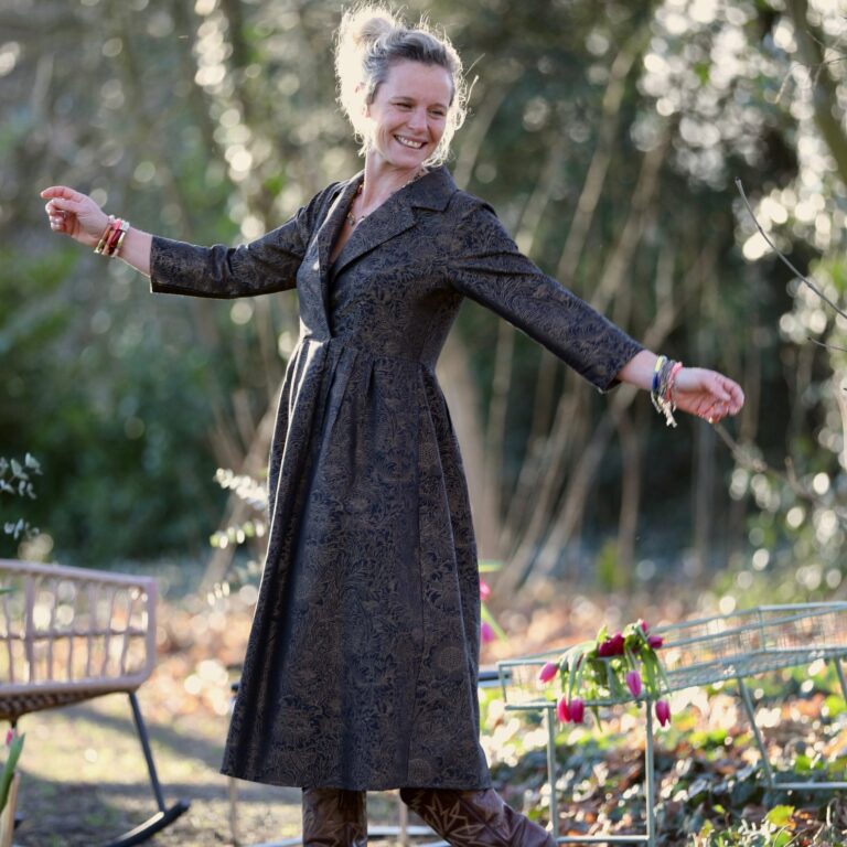 QUINTESSENCE - Robe Hazel- Gravure botanique noire/dorée – XL
