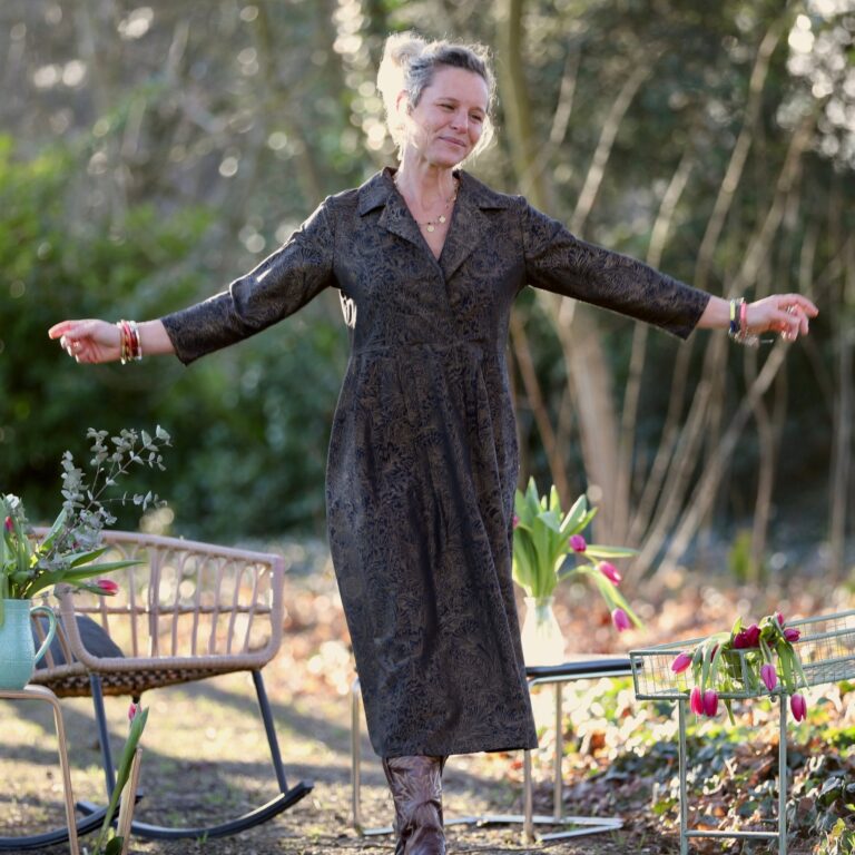 QUINTESSENCE - Robe Hazel- Gravure botanique noire/dorée – XL