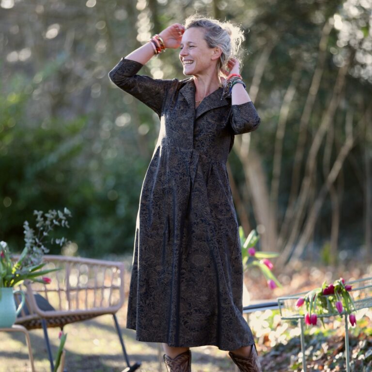 QUINTESSENCE - Robe Hazel- Gravure botanique noire/dorée – XL