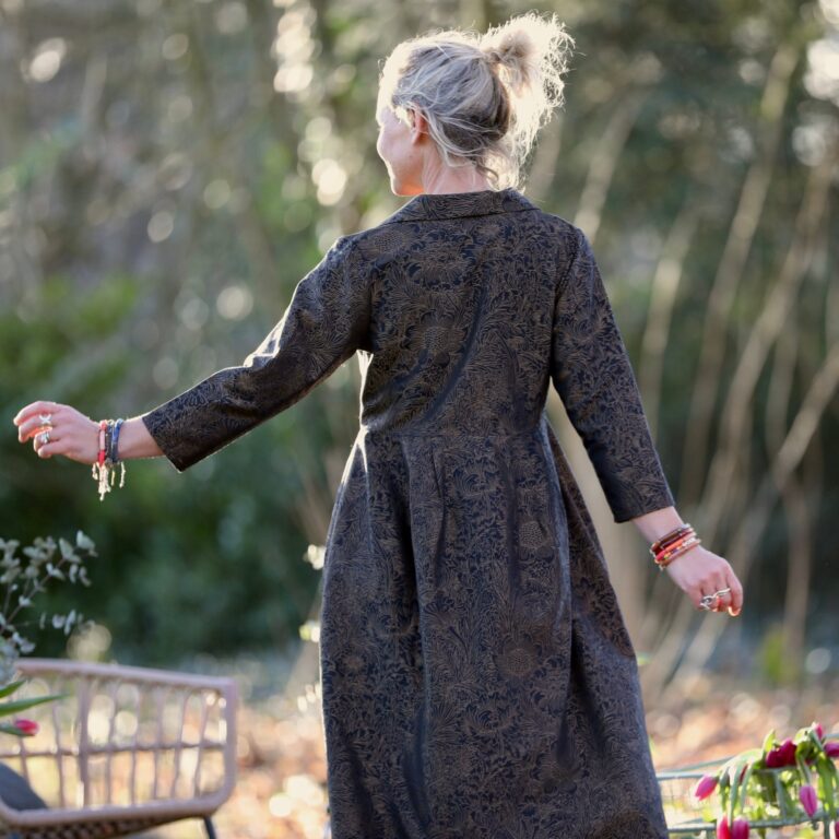 QUINTESSENCE - Robe Hazel- Gravure botanique noire/dorée – XL