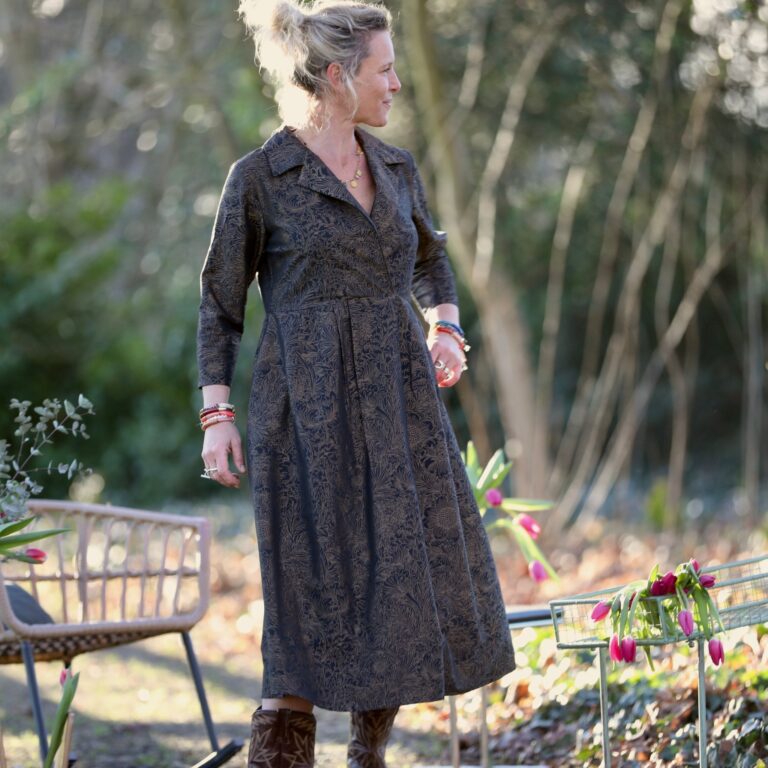QUINTESSENCE - Robe Hazel- Gravure botanique noire/dorée – XL