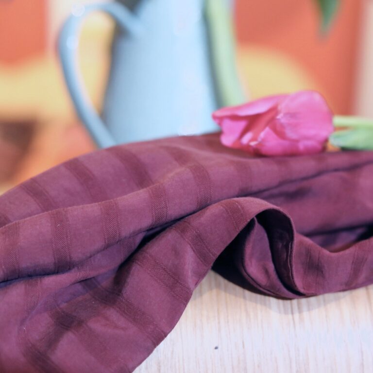 QUINTESSENCE - Robe Hazel- Lyocell texturé prune profonde – XXL