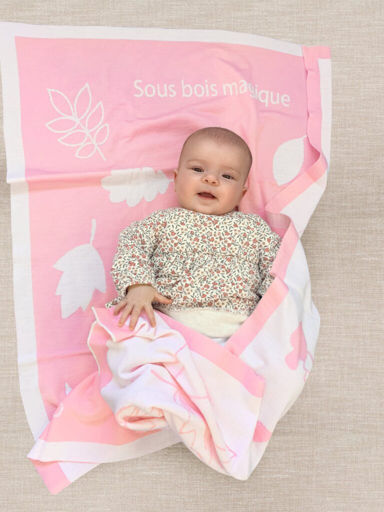 Maison Solfin - Plaid bébé personnalisable motif sous-bois laine mérinos rose poudre – 125/70