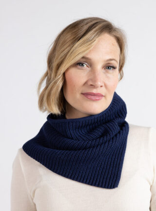 Tour de cou femme laine fine mérinos bleu amiral par la marque MAISON SOLFIN MAISON SOLFIN - Tour de cou femme laine fine mérinos bleu amiral